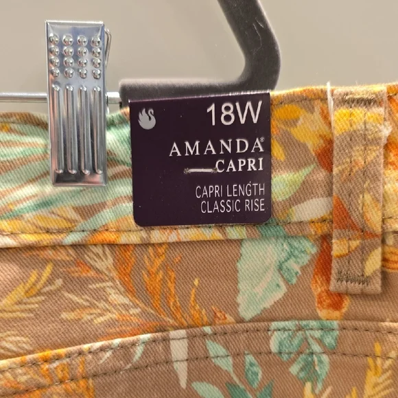 Gloria Vanderbilt Tropical Print Capri Pants - Picture 6 of 8